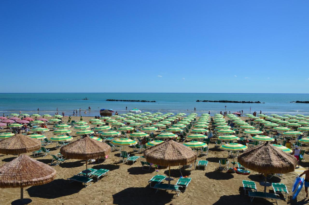 Case Vacanze Blue Bay Resort Roseto Degli Abruzzi Exterior photo