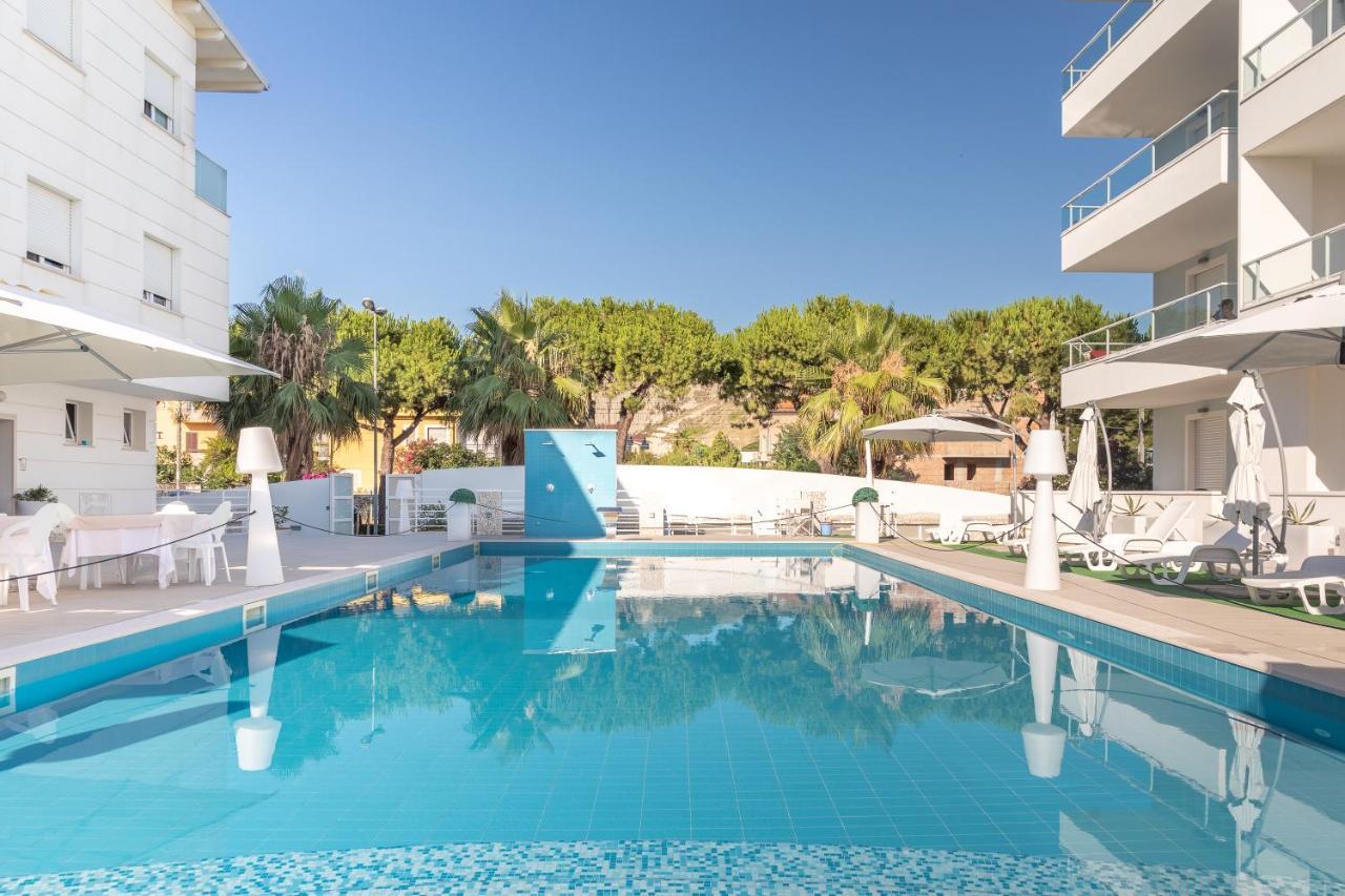 Case Vacanze Blue Bay Resort Roseto Degli Abruzzi Exterior photo