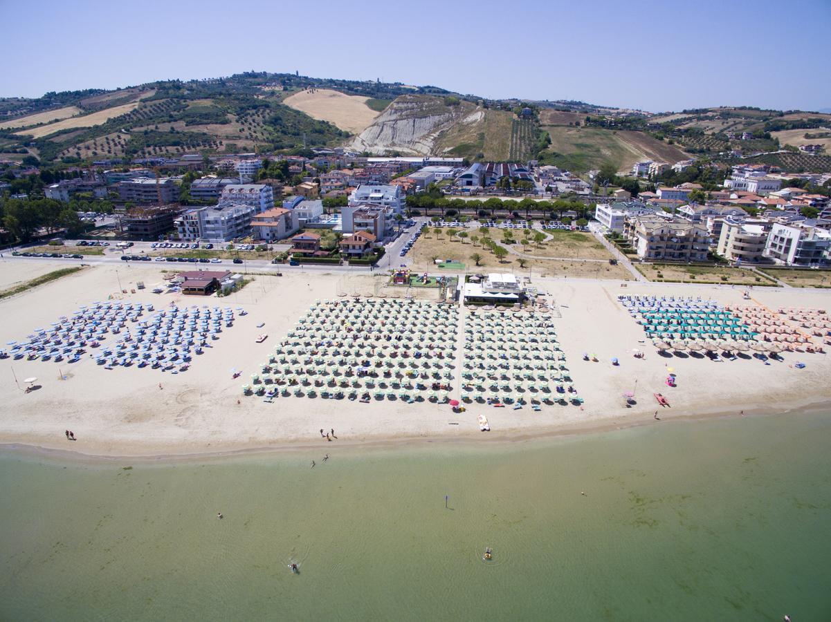 Case Vacanze Blue Bay Resort Roseto Degli Abruzzi Exterior photo